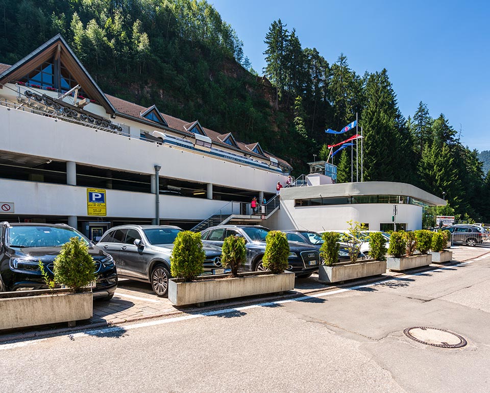 Il parcheggio alla funivie Seceda a Ortisei in Val Gardena nelle Dolomiti